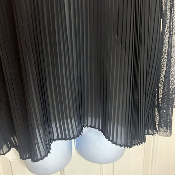 BCBG Generation Top Medium Black Scoop Neck Sheer Pleated Raw Hem Long Sleeve - Picture 5 of 11